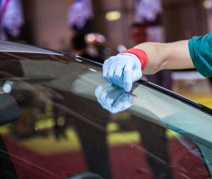 Technik provádí opravu čelního skla automobilu v Praze